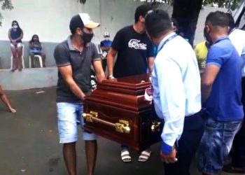 Corpo da influencer Liliane Amorim é enterrado em Afogados da Ingazeira (PE)