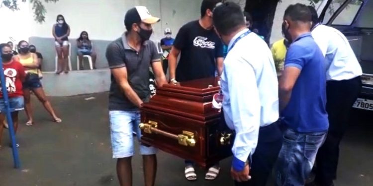 Corpo da influencer Liliane Amorim é enterrado em Afogados da Ingazeira (PE)