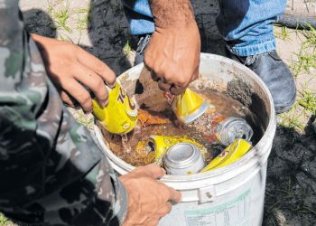 Lixo descartado de forma inapropriada pode acumular água e virar ambiente de proliferação do mosquito Aedes (Foto: Bruno Gomes)