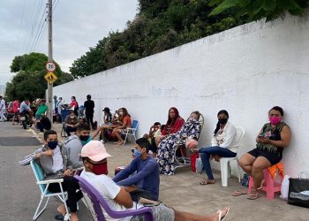 Pais dormem na calçada da Escola de Ensino Médio Governador Adauto Bezerra, em Juazeiro do Norte, para matricular filhos (Foto: Lorena Tavares)