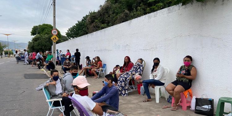 Pais dormem em calçada de escola em Juazeiro do Norte para matricular filhos
