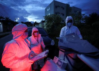 Médicos atendendo pacientes vitimas da covid-19 em Manaus, no Amazonas (Foto: Bruno Kelly/Reuters)