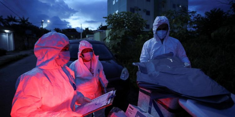 Variante do coronavírus de Manaus já domina região, diz pesquisador