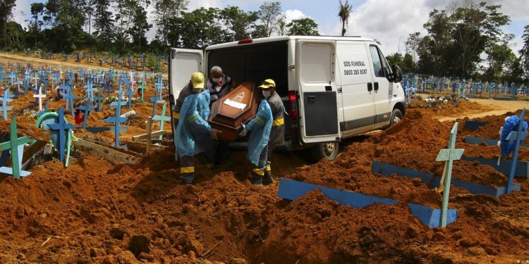 Oxigênio acaba em hospitais de Manaus, sob explosão de casos de Covid-19