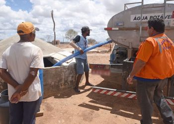 Operação carro-pipa distribui água em regiões afetadas pela estiagem em cidades do Nordeste (Foto: Marcelle Cristinne)
