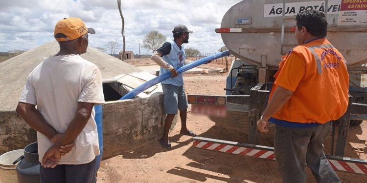 Governo federal não libera recursos e regiões secas do Ceará ficam sem carro-pipa