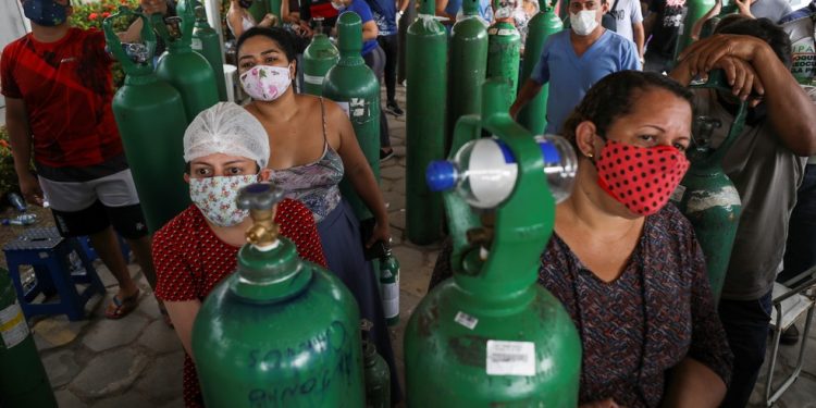 Parentes de pacientes internados em Manaus fazem fila para compra de oxigênio no dia 18 de janeiro (Foto: Bruno Kelly/Reuters)
