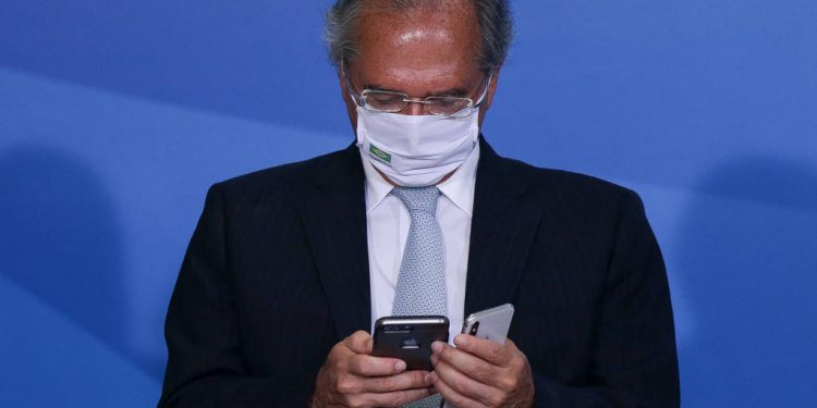 Guedes diz que auxílio emergencial pode voltar se vacinação fracassar, mas que medida exigirá sacrifícios
