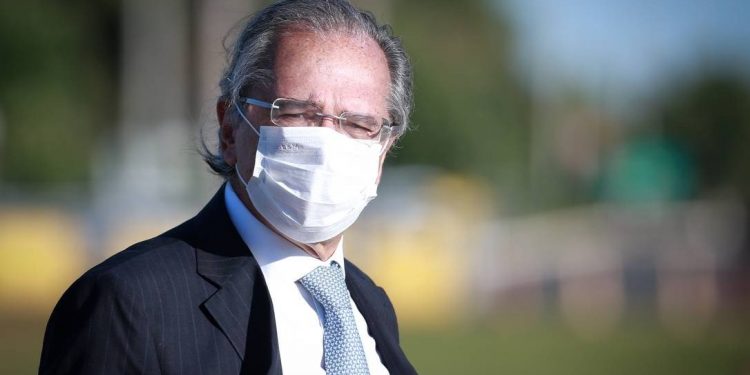 Auxílio emergencial: Guedes diz que só prorroga benefício com congelamento de verbas para educação e segurança