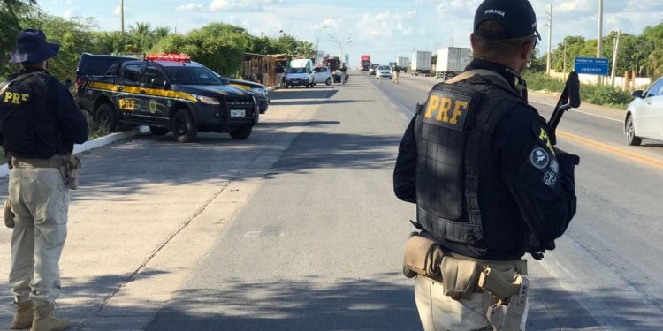 PRF abre inscrições de concurso público para 1,5 mil vagas; salário é de quase 10 mil reais