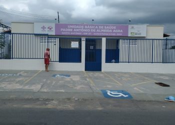 Postos de saúde ficaram sem médicos e de portas fechadas (Foto: Valéria Alves)