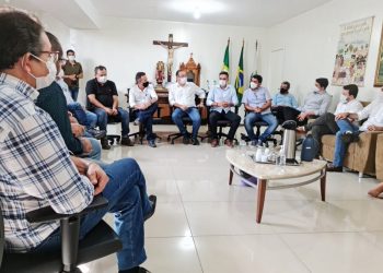 Prefeitos de dez municípios do Cariri se reuniram para discutir criação de aterro (Foto: Divulgação/Assembleia Legislativa)