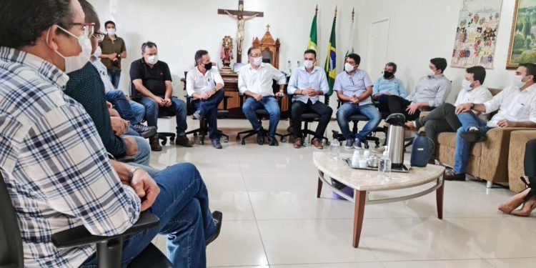 Prefeitos de dez municípios do Cariri se reuniram para discutir criação de aterro (Foto: Divulgação/Assembleia Legislativa)