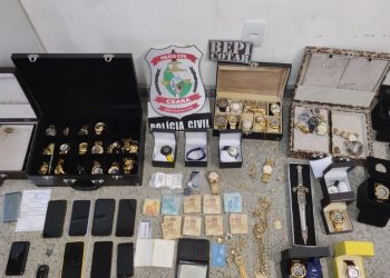 Dezenas de joias, relógios, sete aparelhos celulares, chips e um punhal foram apreendidos em residência onde Robson Luxúria estava escondido (Foto: SSPDS)