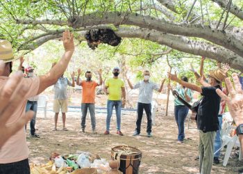 Profetas se reúnem sob pé de cajarana, em Orós, e divulgam previsões para a quadra chuvosa de 2021 (Foto: Honório Barbosa)