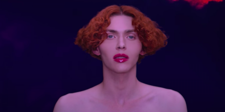 Cantora Sophie morre ao ‘escalar’ para ver lua e escorrega