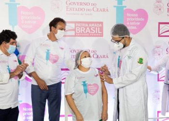 Maria Silvana foi a primeira cearense vacinada no Estado contra a Covid-19 (Foto: Thiago Gadelha)