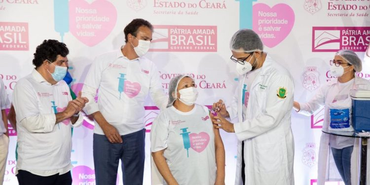 “É muita emoção”: Técnica de enfermagem recebe primeira vacina contra Covid-19 no Ceará e comemora