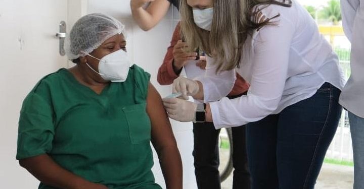 Primeira pessoa imunizada contra Covid-19 em Juazeiro do Norte foi uma auxiliar de Serviços Gerais, de 44 anos