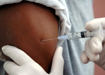 Anvisa tem previsão de decidir no domingo (17) sobre os pedidos de uso emergencial da CoronaVac e da vacina da Fiocruz (Foto: Getty Images)