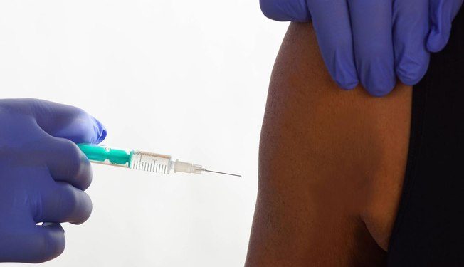 Ter Covid-19 após tomar a vacina é normal? Especialistas explicam fenômeno