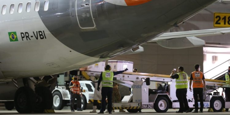 Idosos com mais de 75 anos começarão a ser vacinados contra a Covid-19 no Ceará