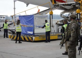 Chegada ao Brasil das 2 milhões de doses das vacinas importadas da Oxford/AstraZeneca, vindas da Índia em um voo da Emirates (Foto: Willian Moreira/Futura Press)