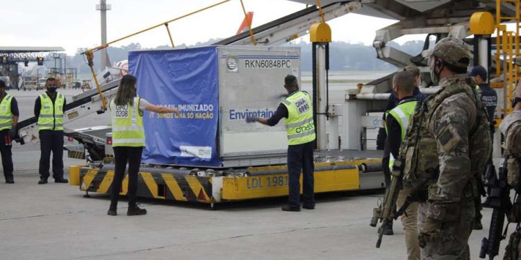 Chegada ao Brasil das 2 milhões de doses das vacinas importadas da Oxford/AstraZeneca, vindas da Índia em um voo da Emirates (Foto: Willian Moreira/Futura Press)