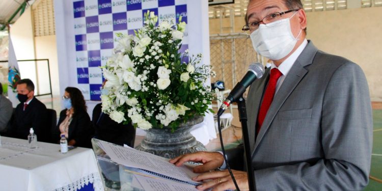 Zé Ailton toma posse para o segundo mandato em Crato