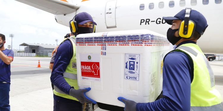 Ceará recebe 80.500 doses da vacina de Oxford contra Covid