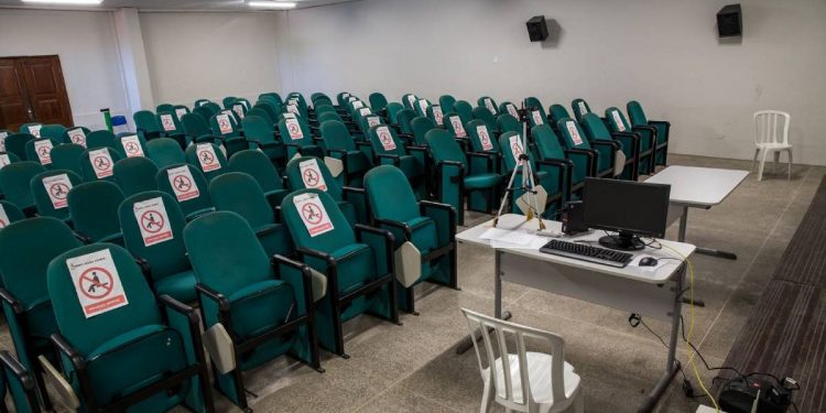 Escolas estaduais iniciam aulas presenciais dentro do modelo híbrido nesta segunda (8)