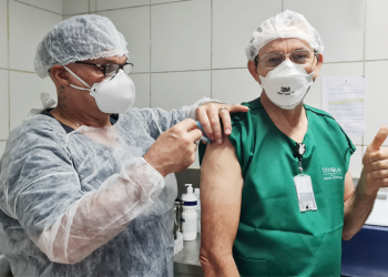 Profissionais da linha de frente do Hospital Regional do Cariri recebem segunda dose de vacina contra Covid-19