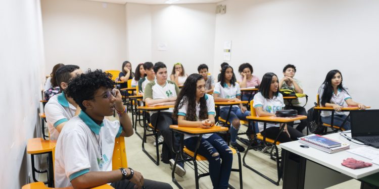 Governo do Ceará ofertará 192 vagas de mestrado para professores da rede estadual