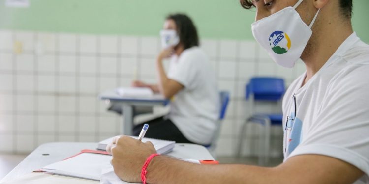 Dúvidas e indefinições sobre aulas presenciais marcam início do ano letivo nas escolas estaduais