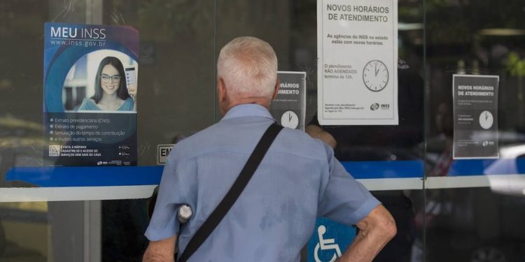 Governo quer antecipar 13º salário de aposentados e injetar R$ 50 bilhões na economia