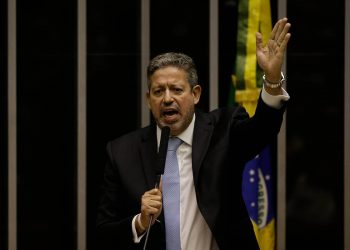 O deputado Arthur Lira (PP-AL), eleito presidente da Câmara, discursa na tribuna do plenário antes da votação nesta segunda-feira (1º) (Foto: Pedro Ladeira/Folhapress)