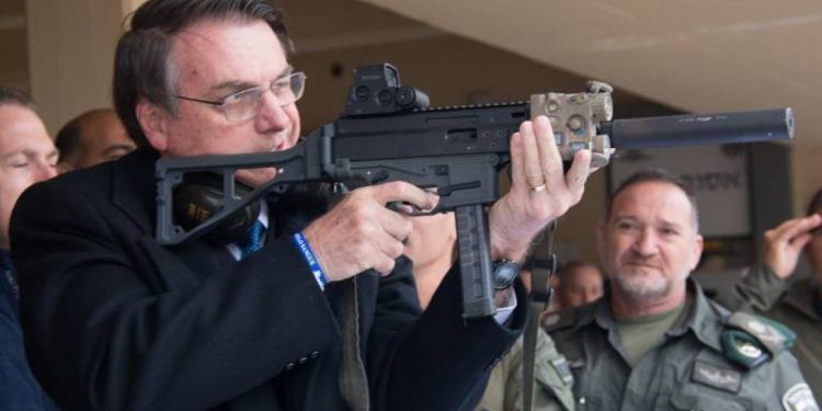 Governo Bolsonaro edita 4 decretos que ampliam acesso a armas e munições