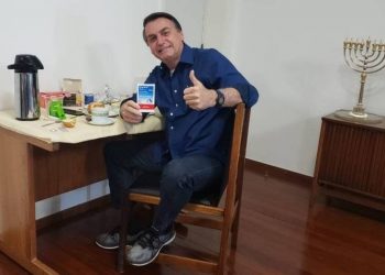 Ex-presidente Jair Bolsonaro (PL) com caixa da ineficaz cloroquina no tratamento da Covid-19, no Palácio da Alvorada (Foto: Reprodução/Twitter)