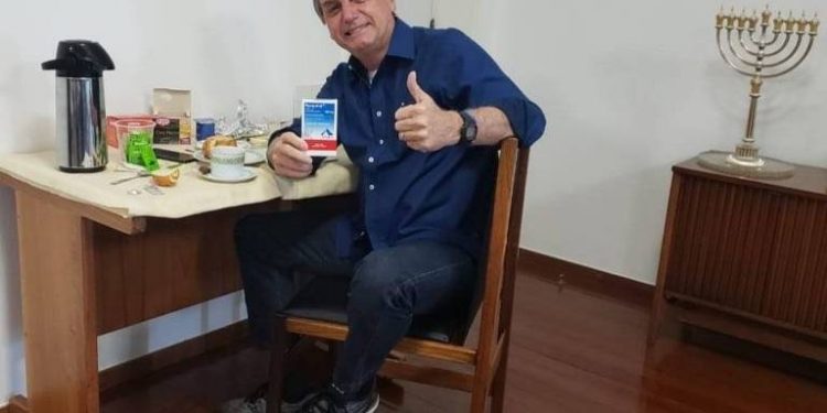 Para difundir cloroquina, Bolsonaro mobilizou cinco ministérios, estatal, conselhos, Exército e Aeronáutica