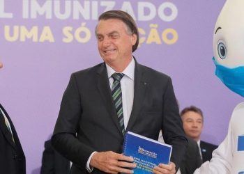 O ex-presidente Jair Bolsonaro, o ministro da Saúde, Eduardo Pazuello e o personagem Zé Gotinha durante anúncio do plano de vacinação contra a Covid-19, em 2021 (Foto: Isaac Nóbrega/PR)