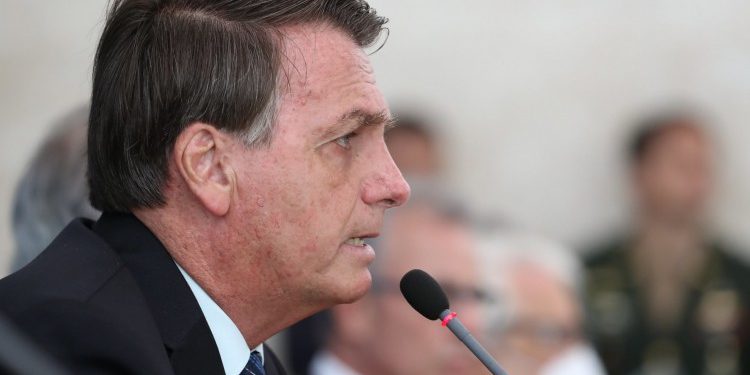 Bolsonaro muda o tom, diz que sempre foi ‘a favor da vacina’ e recomenda a vacinação