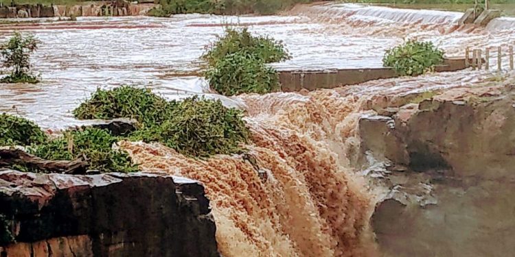 Nível do rio Salgado sobe e a Cachoeira de Missão Velha começa a transbordar