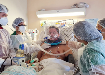 João Vitor Gonçalves Bernardo, de 24 anos, foi o primeiro a utilizar a nova tecnologia de respiração assistida (Foto: Raquel Oliveira/Governo do Ceará)