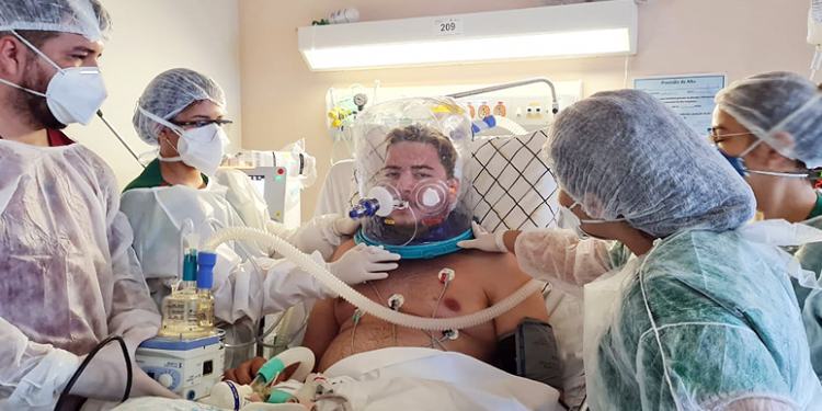 João Vitor Gonçalves Bernardo, de 24 anos, foi o primeiro a utilizar a nova tecnologia de respiração assistida (Foto: Raquel Oliveira/Governo do Ceará)