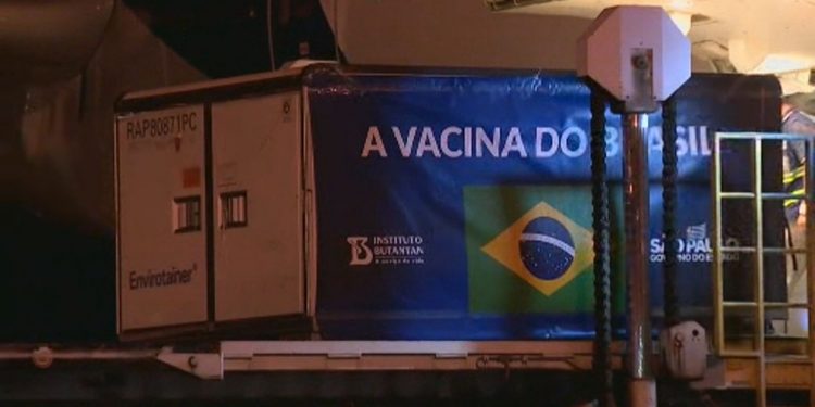 Avião com insumos para produção de 8,6 milhões de doses da vacina CoronaVac chega ao Brasil