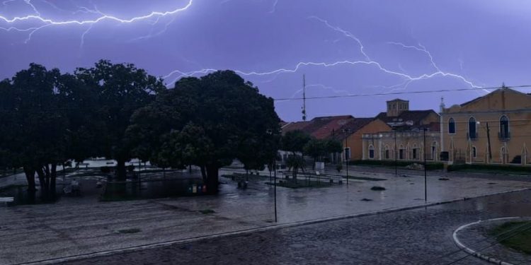 Chove em pelo menos 98 municípios do Ceará; Icó registra precipitação de 63 mm com raios