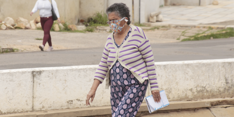 Uso correto da máscara reforça prevenção à Covid-19, orientam infectologistas