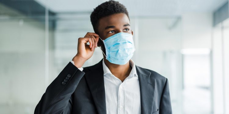 Usar duas máscaras pode bloquear mais de 92% de partículas infecciosas, diz estudo