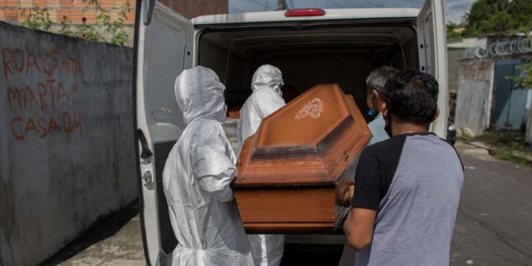 Estudo indica que risco de morrer por Covid-19 no Brasil é três vezes maior que no resto do mundo