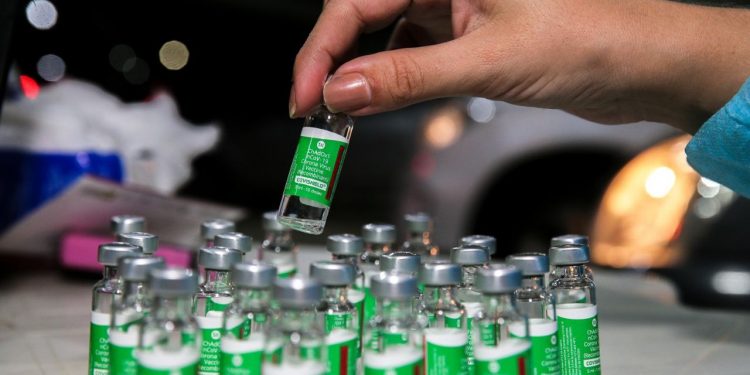 Fura-fila: 100 denúncias de desrespeito a filas de vacinação no Ceará já são registradas pelo MPCE